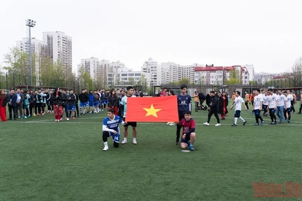  6 đội bóng tham gia Giải bóng đá người Việt cúp Sadovod 2022. 