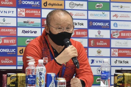 HLV Park Hang-seo trả lời truyền thông sau trận chung kết tối 22/5. (Ảnh: TRẦN HẢI)