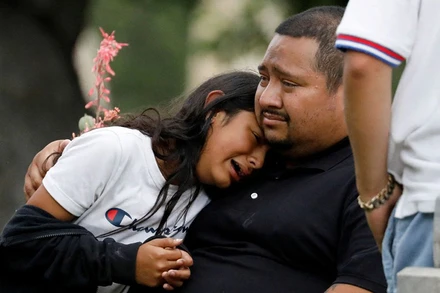 Nhiều phụ huynh đang chờ đợi tại Trung tâm hành chính Ssgt Willie de Leon, nơi các em học sinh của Trường tiểu học Robb được chuyển đến sau vụ xả súng. (Ảnh: Reuters)