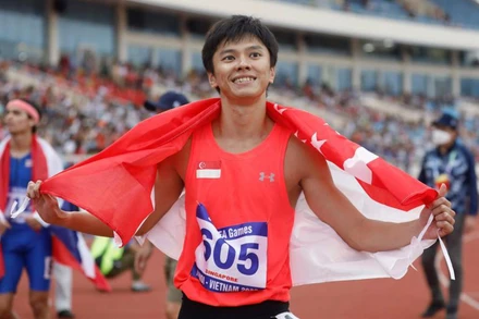 Luật sư Tan Zong Yang mang về tấm Huy chương lịch sử cho điền kinh Singapore (Ảnh: The Straits Times)