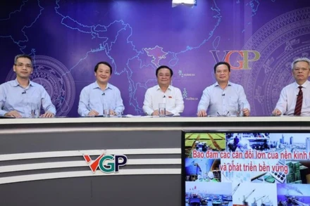 Tọa đàm trực tuyến với chủ đề "Bảo đảm các cân đối lớn của nền kinh tế và phát triển bền vững".