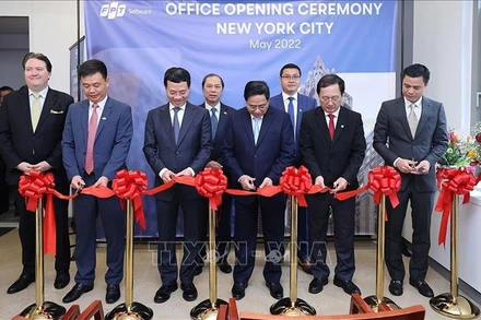 Thủ tướng Phạm Minh Chính và các đại biểu cắt băng khai trương Văn phòng FPT tại New York. Ảnh: Dương Giang/TTXVN