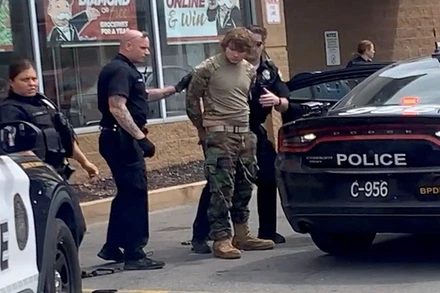 Một người đàn ông đã bị bắt sau vụ nổ súng tại siêu thị Tops Friendly, TP Buffalo, bang New York, ngày 14/5. (Ảnh: Reuters)