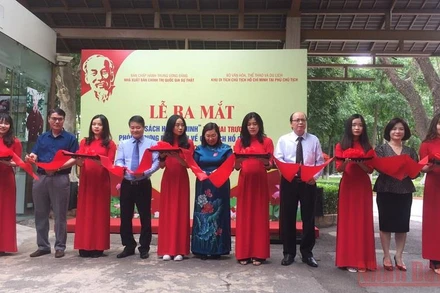 Các đại biểu cắt băng khai trương Phòng trưng bày sách về Chủ tịch Hồ Chí Minh trong Khu di tích Chủ tịch Hồ Chí Minh tại Phủ Chủ tịch. (Ảnh: VĂN TOẢN)