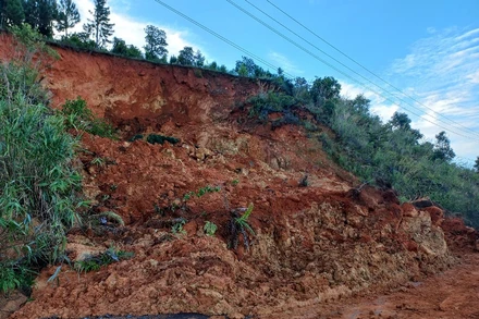 Vị trí đất đá từ trên núi sạt lở, tràn xuống đường.