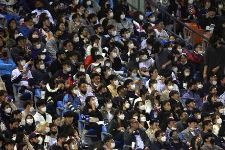 Khán giả theo dõi 1 trận đấu bóng chày tại Sân vận động Jamsil, Seoul, Hàn Quốc, ngày 29/4/2022. (Ảnh: Yonhap)