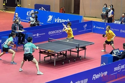 Các vận động viên Việt Nam thi đấu với vận động viên Thái Lan nội dung đôi nam-nữ.