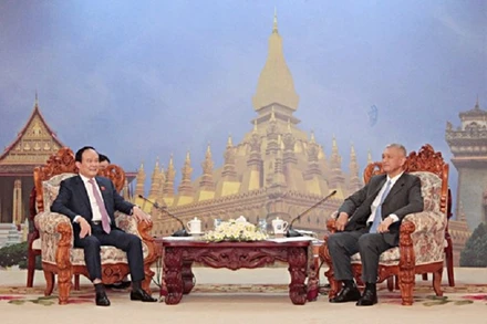 Phó Bí thư thành ủy, Chủ tịch Hội đồng nhân dân thành phố Hà Nội Nguyễn Ngọc Tuấn trao đổi với Chủ tịch Hội đồng nhân dân thủ đô Vientiane Anouphap Tounalom. (Nguồn: hanoimoi)