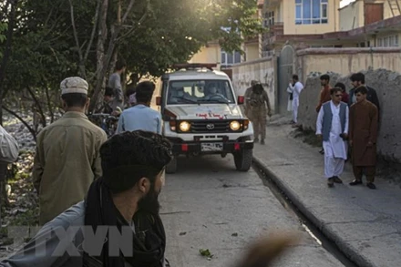 Xe cứu thương tại hiện trường một vụ đánh bom ở Kabul. (Ảnh: AFP/TTXVN)