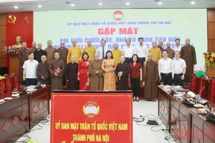 Các đại biểu chụp ảnh lưu niệm tại buổi gặp mặt. (Ảnh: Hạnh Nguyên)