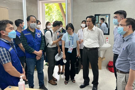 Đoàn công tác của Bộ Y tế kiểm tra trao đổi với cán bộ y tế tham gia phục vụ SEA Games 31 tại Vĩnh Phúc. Ảnh: Bộ Y tế