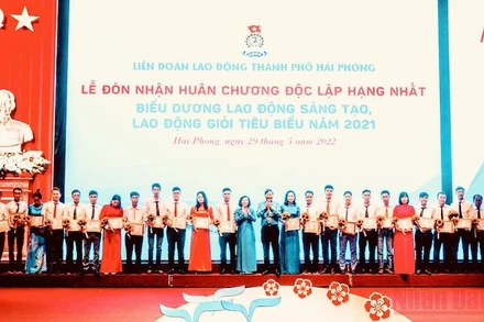 Biểu dương, trao bằng Lao động sáng tạo, bằng Lao động giỏi cho công nhân, người lao động thành phố Hải Phòng.