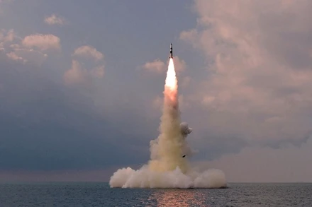 Hình ảnh 1 vụ thử tên lửa đạn đạo phóng từ tàu ngầm của Triều Tiên vào tháng 10/2021. (Ảnh: KCNA)