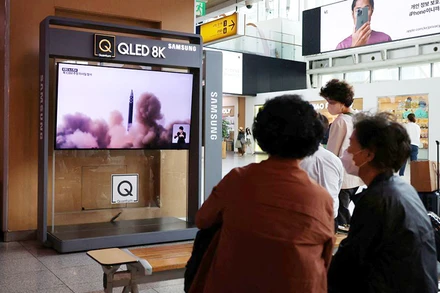 Người dân Hàn Quốc theo dõi tin về vụ phóng của Triều Tiên. (Ảnh REUTERS)