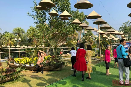 Du khách tham quan tại Làng Văn hóa Du lịch các dân tộc Việt Nam.