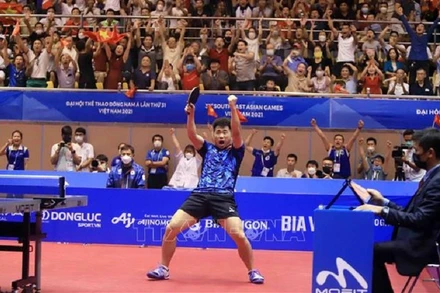 Nguyễn Đức Tuân ăn mừng sau khi đánh bại tay vợt của Thái Lan để giành tấm Huy chương Vàng được mong đợi nhất của môn bóng bàn. 