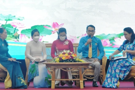 Giao lưu với 3 cá nhân điển hình tiêu biểu xuất sắc.