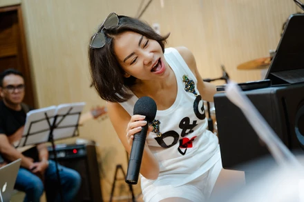 Ca sĩ Thu Minh trong phòng tập. (Ảnh: Ban tổ chức cung cấp)