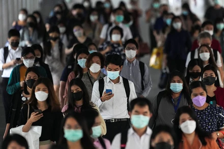 Thái Lan áp dụng quy định bắt buộc đeo khẩu trang nơi công cộng từ năm 2021. (Ảnh: Reuters)