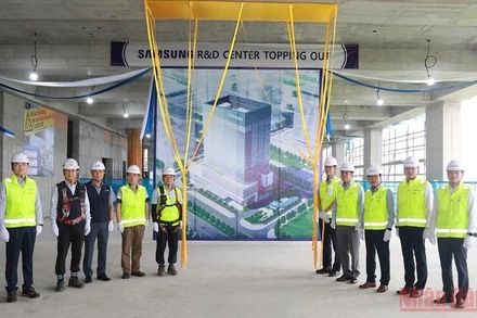 Ban lãnh đạo Samsung Việt Nam thực hiện nghi thức đánh dấu mốc hoàn thành xây dựng phần thô công trình.