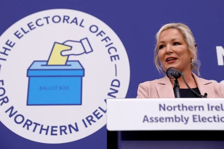 Người đứng đầu Đảng Sinn Fein ở Bắc Ireland, bà Michelle O'Neill phát biểu tại trung tâm kiểm phiếu Meadowbank ở Magherafelt, Bắc Ireland, ngày 7/5/2022. (Ảnh: Reuters)