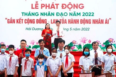 Các em học sinh có hoàn cảnh khó khăn được tặng xe đạp tại buổi lễ.