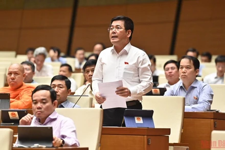 Bộ trưởng Công thương Nguyễn Hồng Diên phát biểu tại phiên thảo luận của Quốc hội chiều 30/5. (Ảnh: NGUYÊN LINH)