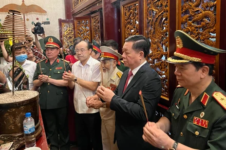 Đồng chí Nguyễn Trọng Nghĩa và các đại biểu dâng hương tưởng niệm các Vua Hùng.