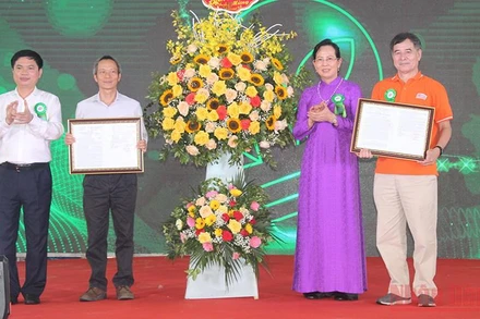 Lãnh đạo tỉnh Hà Nam trao Quyết định công nhận nhà đầu tư và Quyết định bàn giao đất, cho thuê đất để Tập đoàn FPT thực hiện dự án Tổ hợp giáo dục FPT UniSchool Hà Nam.