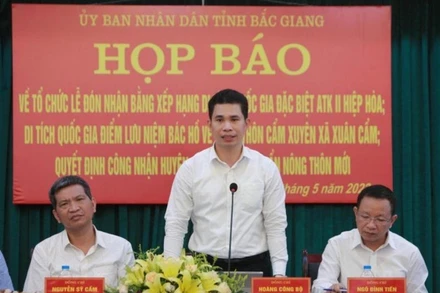 Chủ tịch UBND huyện Hiệp Hòa phát biểu tại họp báo.