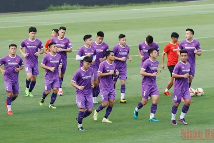 Đội tuyển U23 Việt Nam luyện tập làm quen sân vận động Việt Trì.