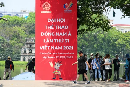Pano, áp-phích tuyên truyền SEA Games 31 được đặt tại khu vực hồ Hoàn Kiếm. (Ảnh: THÀNH ĐẠT)