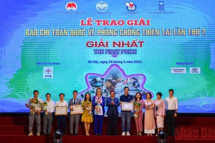 Các tác giả đoạt giải Nhất cuộc thi Báo chí toàn quốc về Phòng, chống thiên tai lần thứ hai.