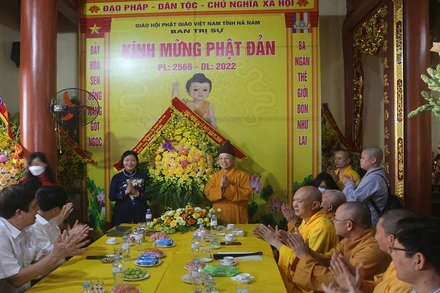 Đồng chí Trưởng Ban Dân vận Trung ương tặng hoa, chúc mừng lễ Phật đản tại tỉnh Hà Nam.