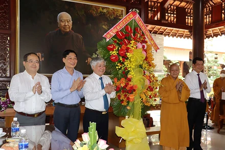 Đồng chí Đỗ Văn Chiến chúc mừng các tăng ni, phật tử tại Thiền viện Thường Chiếu.