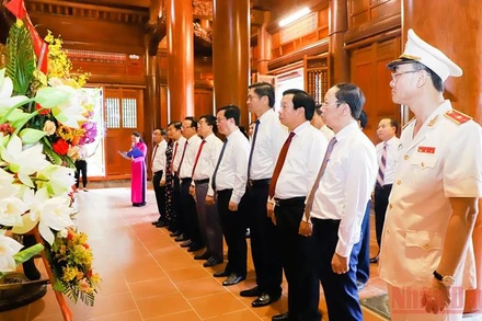 Đoàn đại biểu tỉnh Nghệ An thành kính tưởng niệm Chủ tịch Hồ Chí Minh. (Ảnh: PHẠM BẰNG)