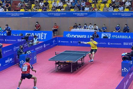 Vận động viên Nguyễn Đức Tuân thi đấu với vận động viên Philippines tại vòng loại nội dung đơn nam.