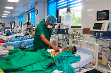 Bác sĩ thường xuyên theo dõi, chăm sóc sức khỏe bệnh nhân sau phẫu thuật.