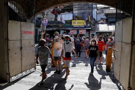 Người dân đi bỏ phiếu tại 1 điểm bầu cử ở Manila, Philippines, sáng 9/5/2022. (Ảnh: Reuters)