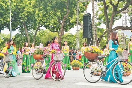 Hoạt động văn hóa - nghệ thuật tại không gian phố đi bộ hồ Hoàn Kiếm.