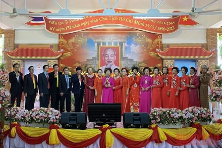 Bà con kiều bào biểu diễn bài hát ca ngợi Bác.