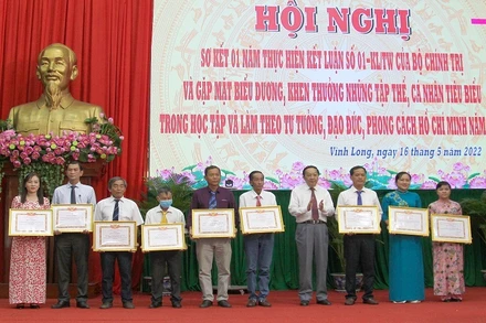 Tuyên dương, khen thưởng những tập thể và cá nhân điển hình tiêu biểu trong học tập và làm theo tư tưởng, đạo đức, phong cách Hồ Chí Minh. (Ảnh: BÁ DŨNG) 