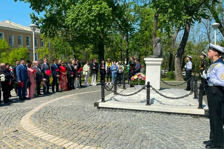 Lễ dâng hoa tại tượng đài Chủ tịch Hồ Chí Minh tại Vladivostok.