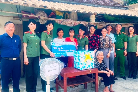 Công an Thanh Hóa trợ giúp trẻ có hoàn cảnh khó khăn ở xã Tân Thọ, huyện Nông Cống.