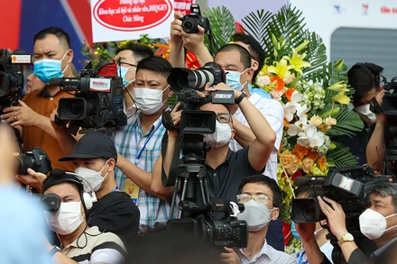 Phóng viên các cơ quan báo chí tác nghiệp tại Hội báo toàn quốc năm 2022. (Ảnh NGỌC CHÂU)