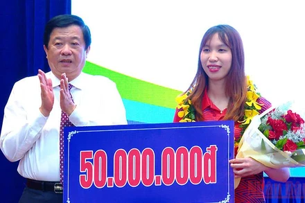 Bí thư Tỉnh ủy Vĩnh Long Bùi Văn Nghiêm trao thưởng cho vận động viên đạt Huy chương Vàng.