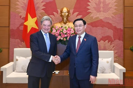 Chủ tịch Quốc hội Vương Đình Huệ và ông Michael Arthur, Phó Chủ tịch Cấp cao Tập đoàn Boeing kiêm Chủ tịch phụ trách Boeing toàn cầu tại buổi tiếp. (Ảnh Duy Linh)