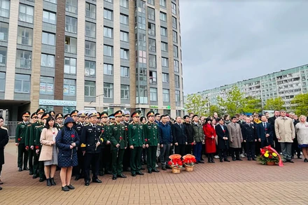 Đại diện chính quyền Saint Petersburg cùng đông đảo học viên quân sự Việt Nam và người dân Nga đặt hoa tại phiến đá - nơi dự kiến dựng tượng Bác Hồ. (Ảnh: QUẾ ANH)