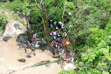 Lực lượng cứu hộ huyện Bắc Hà (Lào Cai) tìm kiếm nạn nhân (Ảnh: ĐỨC NGUYỄN)