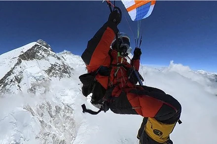 Ông Pierre Carter thực hiện cú nhảy với dù lượn từ đỉnh núi Everest, ngày 15/5/2022. (Ảnh: AFP/TTXVN)